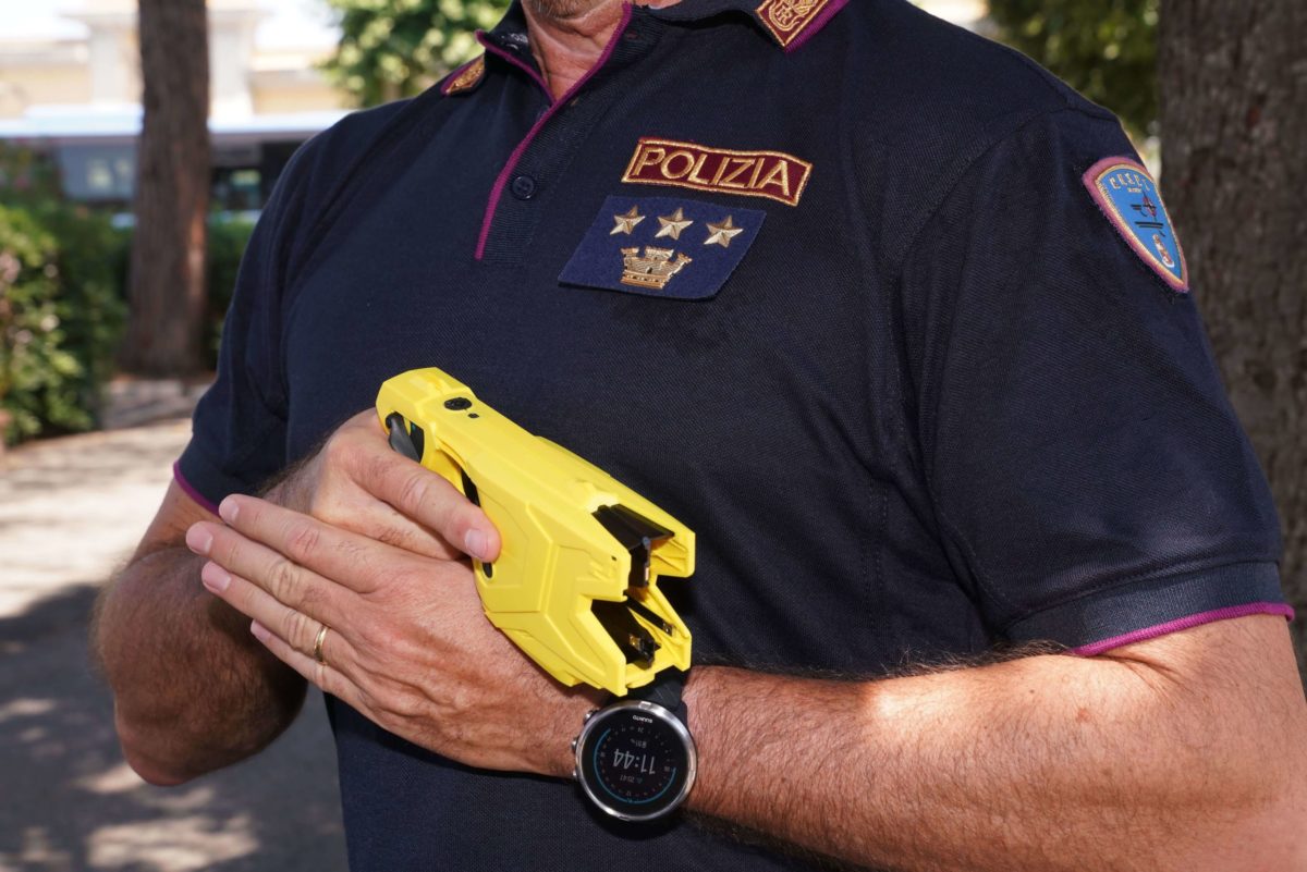 Taser in dotazione a Polizia, Carabinieri e Guardia di finanza dal